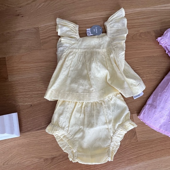 Baby Gap - 2 summer outfits. Size 3-6months. Pink and yellow. - Picture 9 of 10